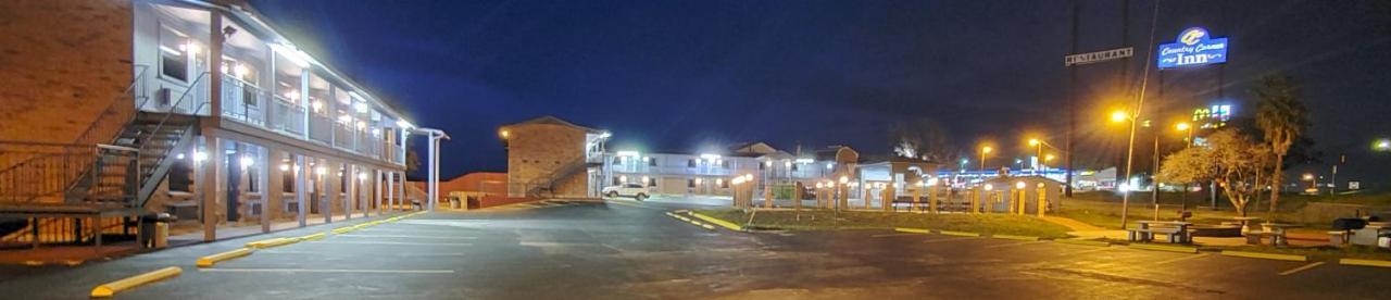 The Country Corner Inn Devine Екстериор снимка