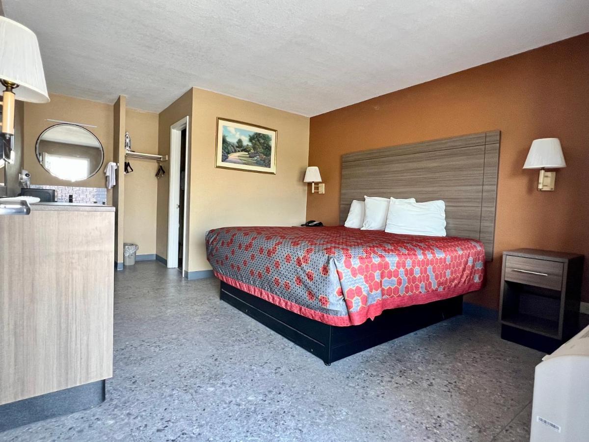 The Country Corner Inn Devine Екстериор снимка