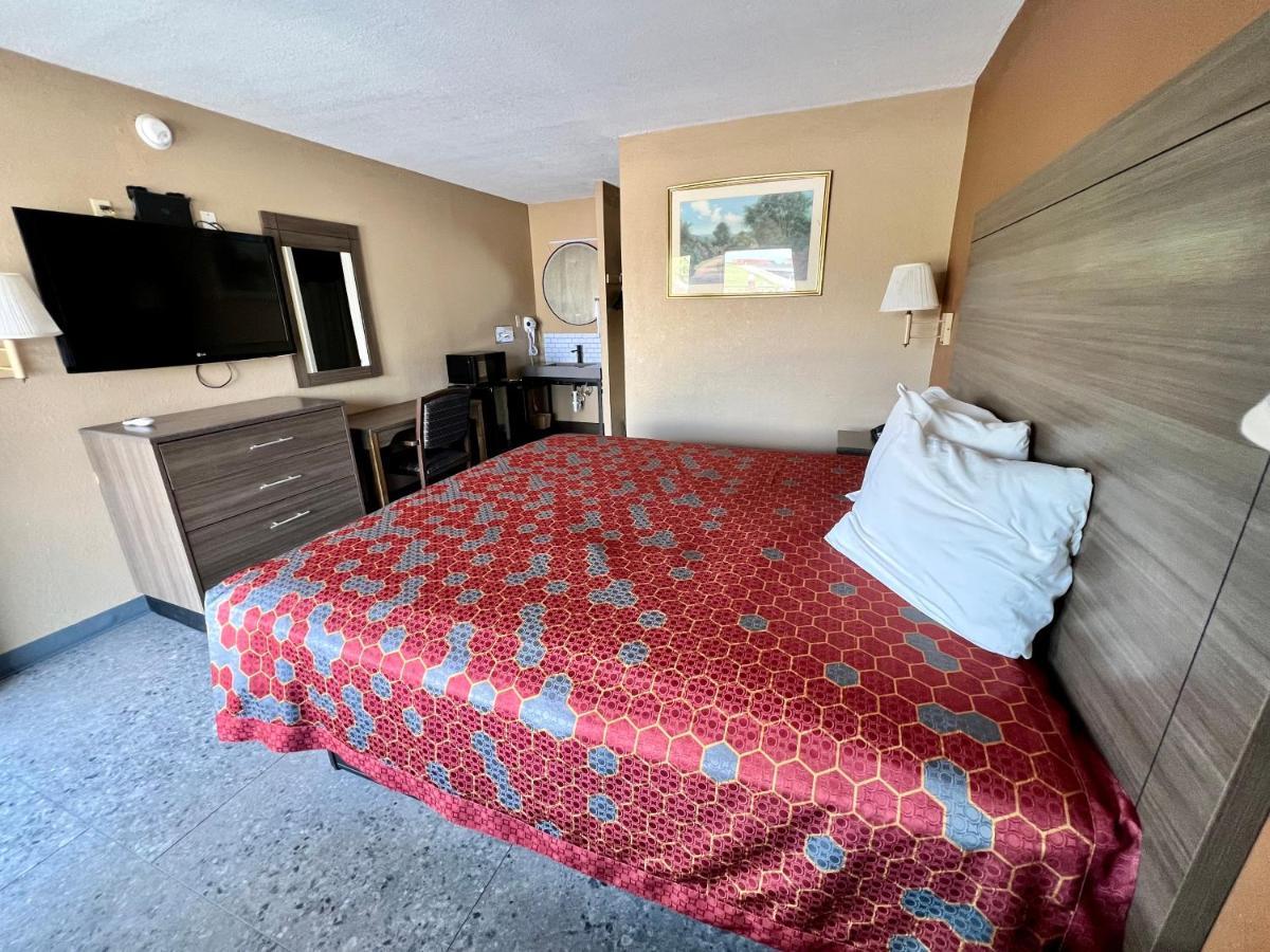 The Country Corner Inn Devine Екстериор снимка