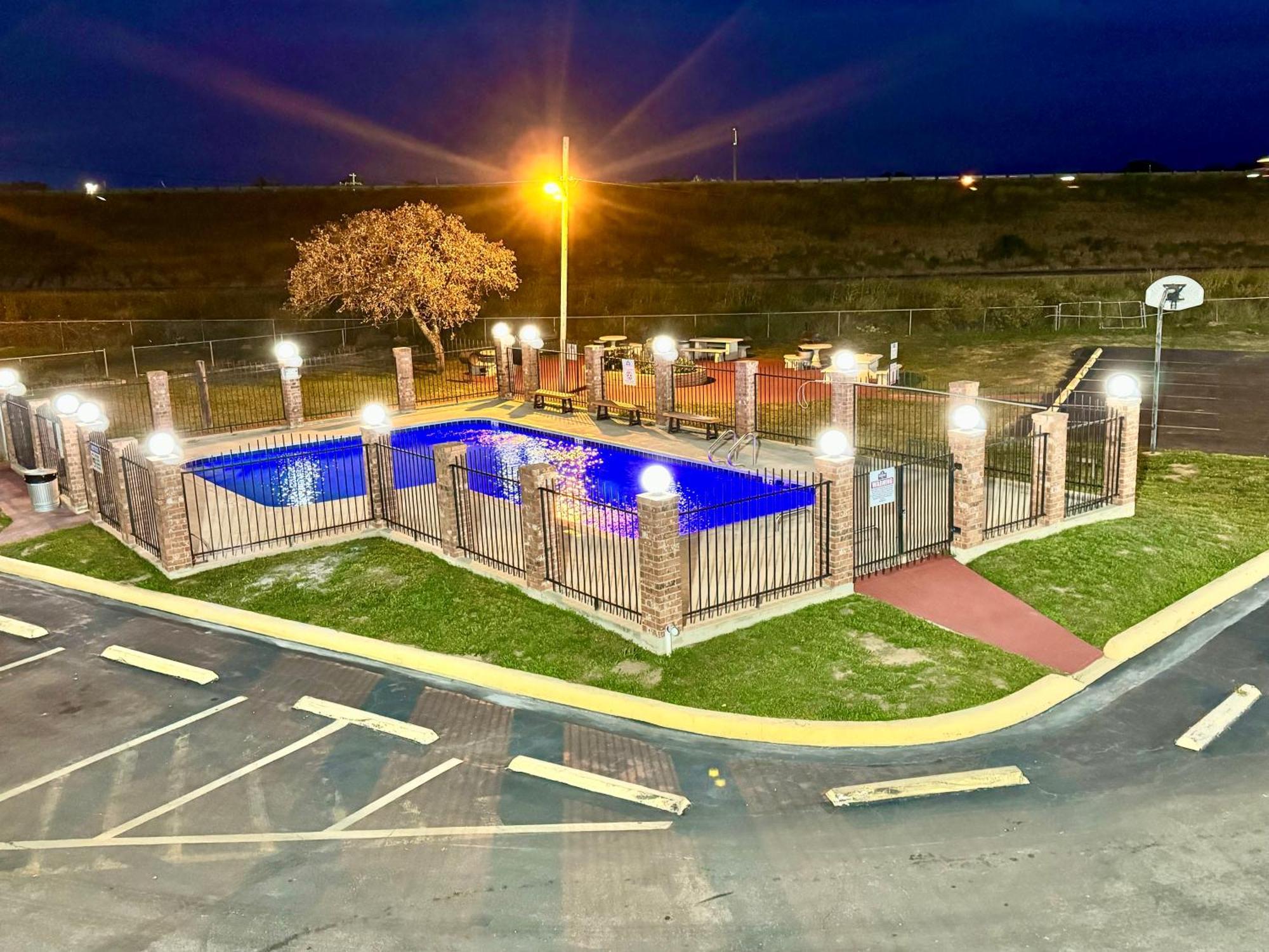 The Country Corner Inn Devine Екстериор снимка